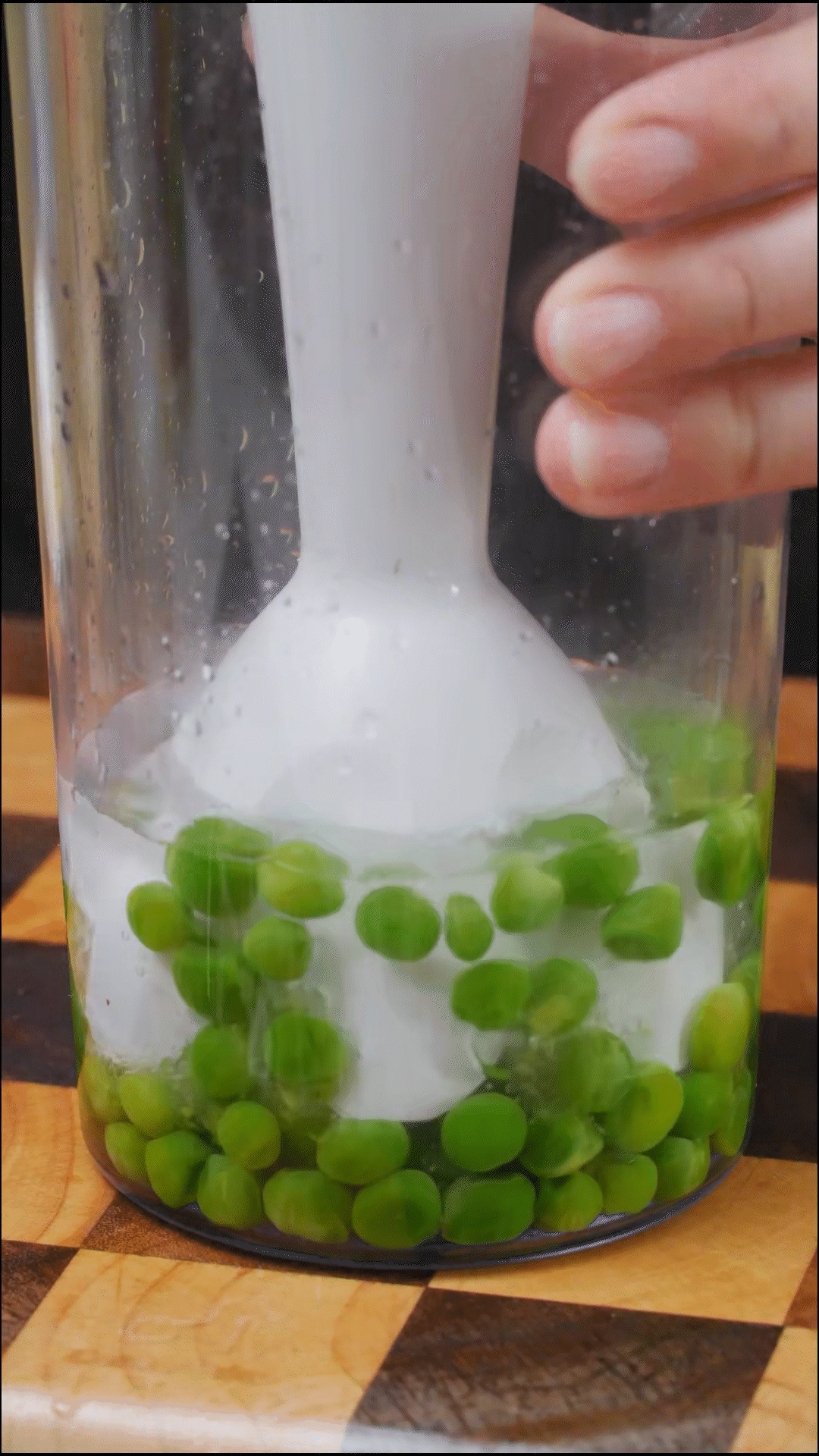 斷生的豌豆加水和大蒜，放入料理機(jī)打成糊狀
