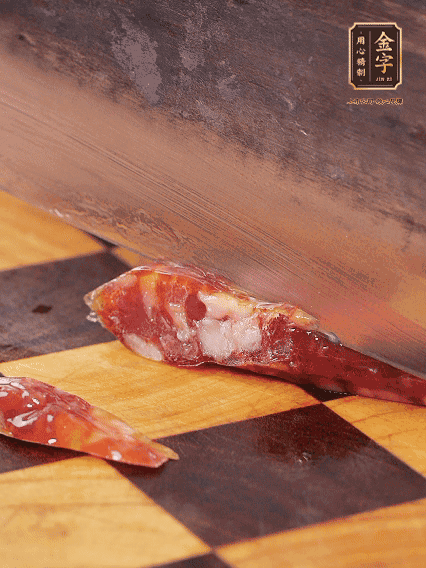 金字金華香腸切片，調(diào)制煲仔飯料汁：生抽2勺+蠔油1勺+1勺芝麻油+半勺糖