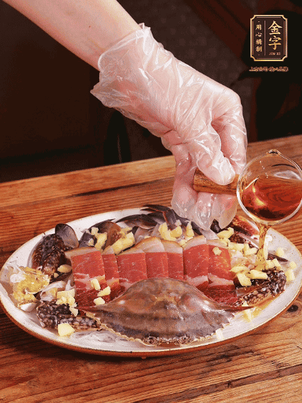 冷水上鍋蒸12分鐘（具體看蟹的大小），最后撒上蔥絲、澆上熱油即可