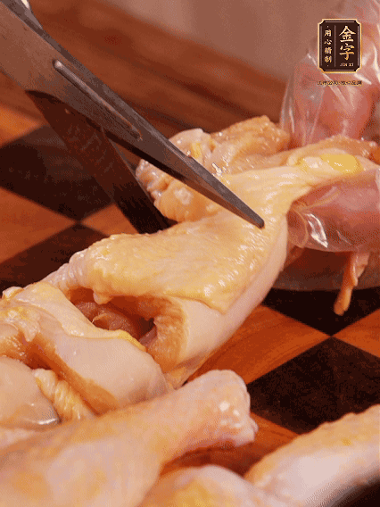 土雞處理干凈，切成大塊，加蔥姜、花雕酒、鹽腌制10分鐘