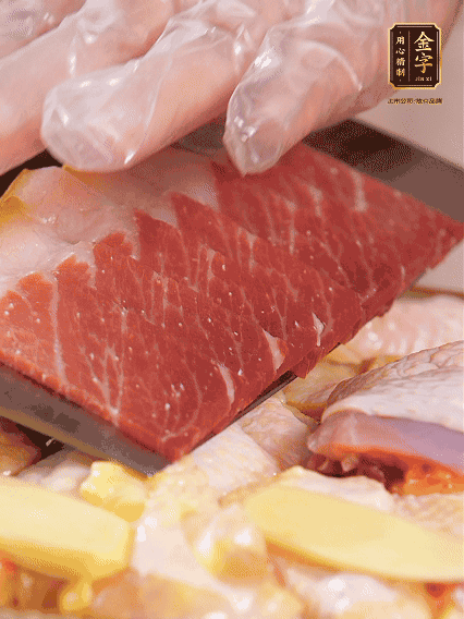 碼上金字火腿片，上鍋蒸足40分鐘