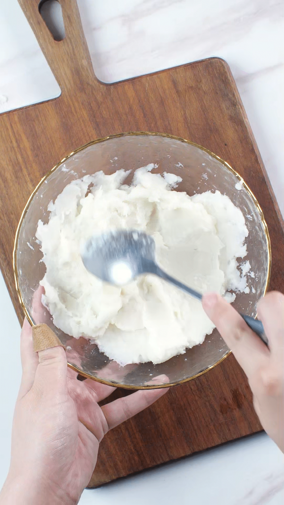 山藥去皮蒸熟，用涂抹奶酪、海鹽、橄欖油調味