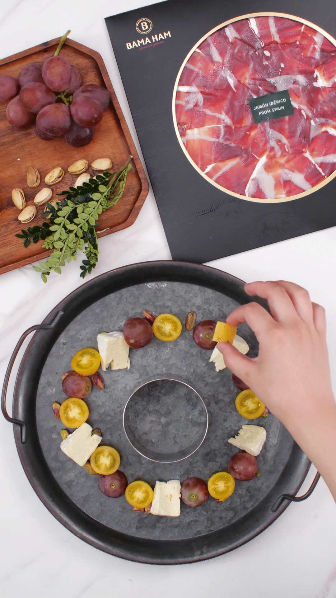 準(zhǔn)備一個(gè)大盤(pán)子，中間放上模具（或是一個(gè)空碗）預(yù)留空位，沿著磨具把食材擺盤(pán)成花環(huán)裝