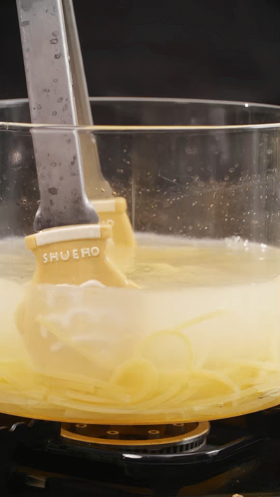 將意面煮熟，到自己喜歡的熟度。撈出過冷水，瀝干
