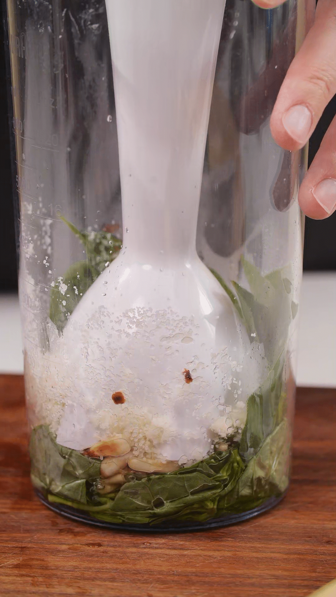 加入松子、現(xiàn)磨芝士碎、大蒜、鹽和檸檬汁、橄欖油，用手持料理機攪打細膩均勻
