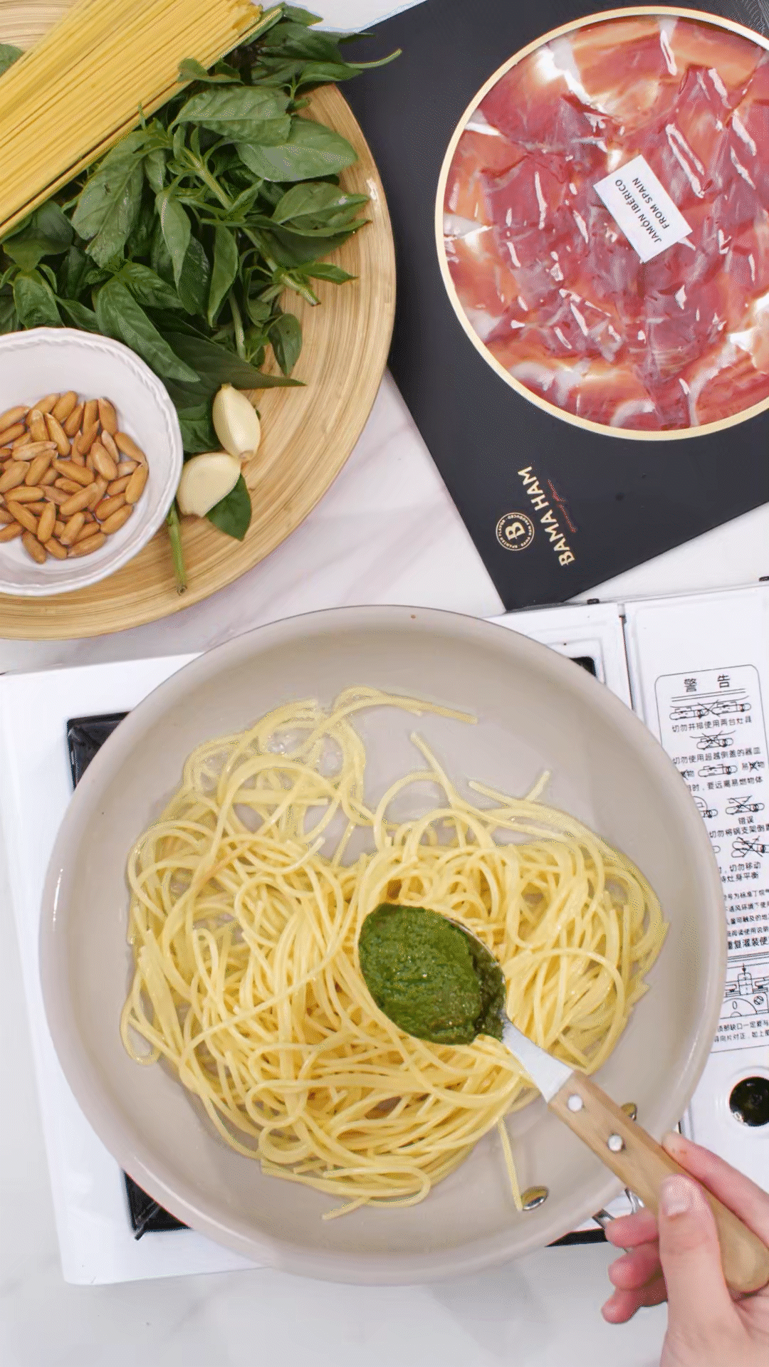 鍋中加入橄欖油，放入意面和青醬攪拌均勻裝盤
