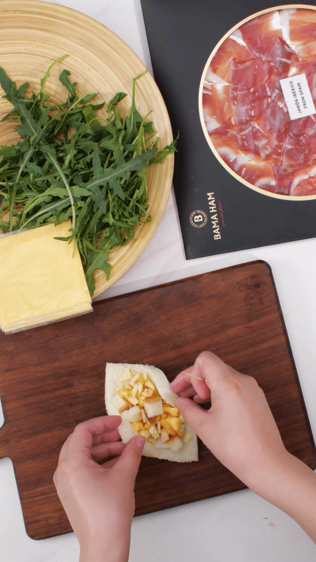 一片吐司，放一片芝士
